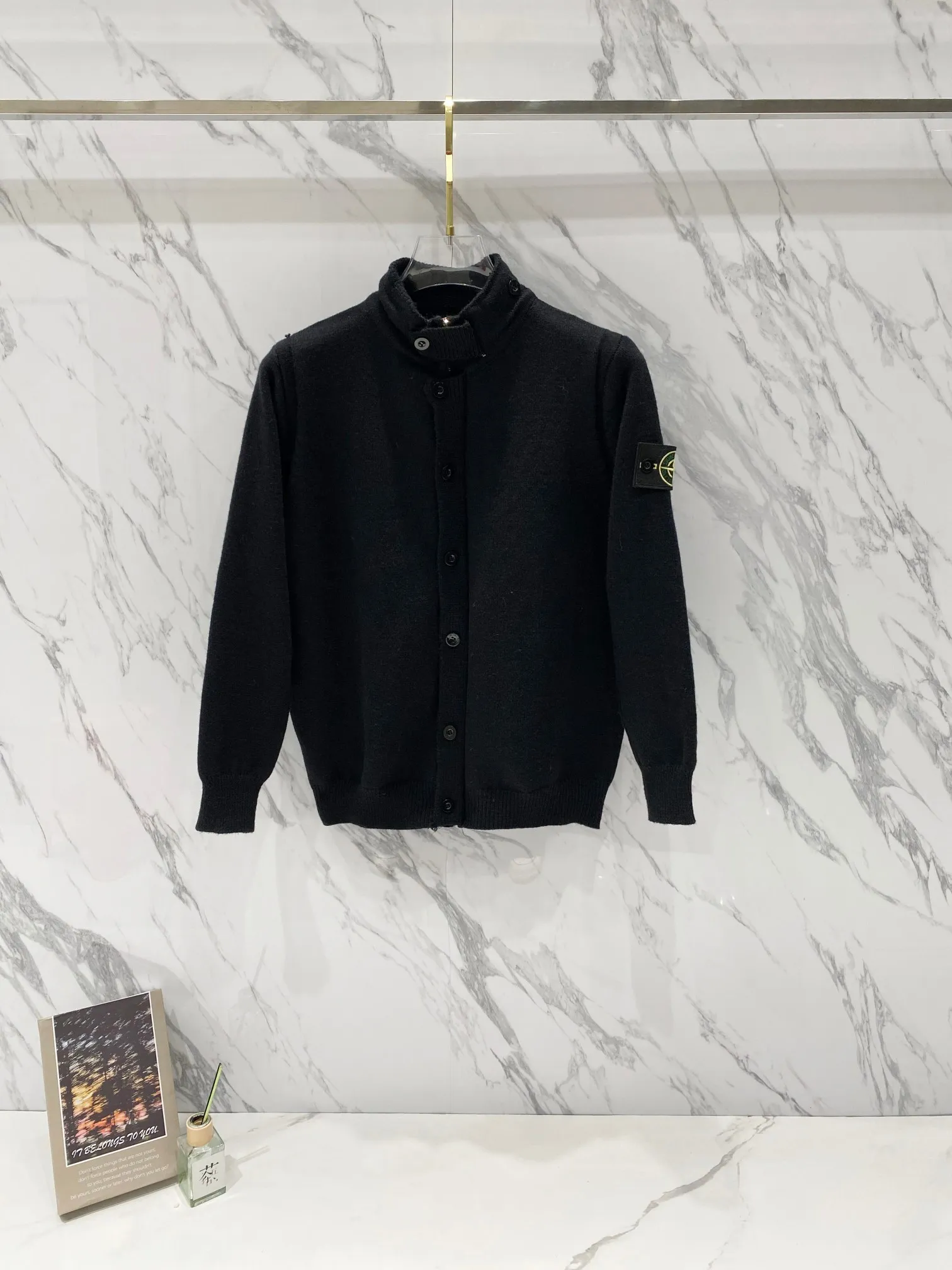 P270 Stone Island Cotton-wool blended knitted zipper button sweater cardigan (couple style) Color: Black Gray Off-white Size: M～XL M: Clothing length 68 Bust 110 Sleeve length 57 L: Clothing length 70 Bust 116 Sleeve length 58 XL: Clothing length 72 Bust 120 Sleeve length 59